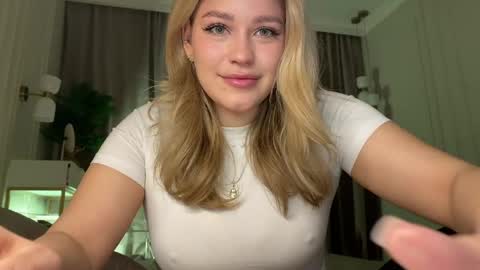 Snapshot of elixiirr chatting on April 24, 8:00 pm Stephanie online show from April 24, 8:00 pm