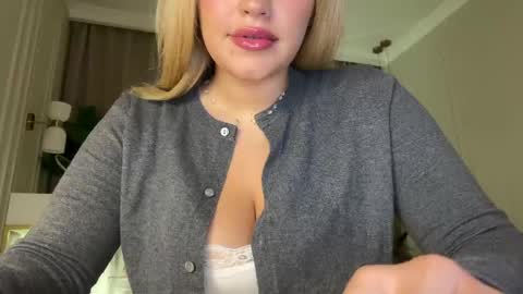 Snapshot of elixiirr chatting on May 31, 10:44 pm Stephanie online show from May 31, 10:44 pm