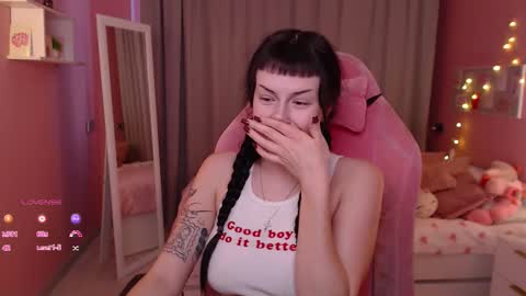 Snapshot of eliza_benet chatting on December 1, 7:57 am Ari online show from December 1, 7:57 am