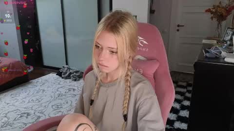 Snapshot of eliza_sadcat chatting on May 25, 1:17 pm Elizabeth online show from May 25, 1:17 pm