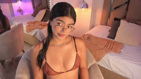Elizabeth  online show from July 16, 12:00 pm
