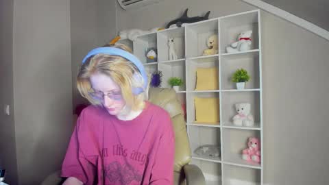 Elizabeth online show from November 1, 1:07 am