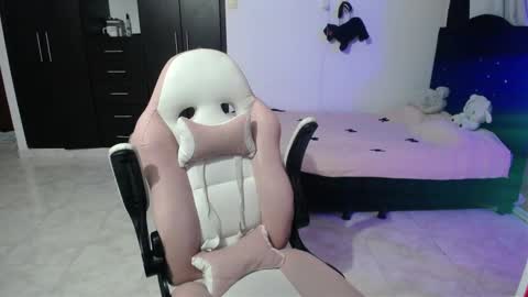 Snapshot of elizabeth_rose02 chatting on October 17, 1:42 am Elizabeth online show from October 17, 1:42 am