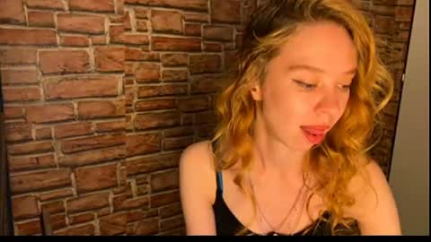 Snapshot of elizastorm chatting on June 19, 7:39 pm Eliza online show from June 19, 7:39 pm