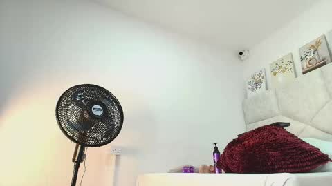 Snapshot of elizawiliamst chatting on November 29, 11:24 am Eliza online show from November 29, 11:24 am