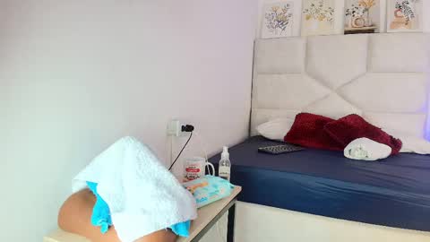 Snapshot of elizawiliamst chatting on May 27, 12:02 pm Eliza online show from May 27, 12:02 pm
