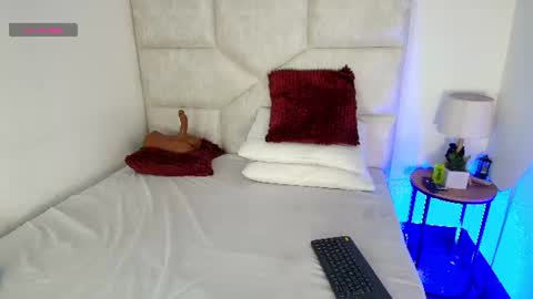 Snapshot of elizawiliamst chatting on July 4, 12:44 pm Eliza online show from July 4, 12:44 pm