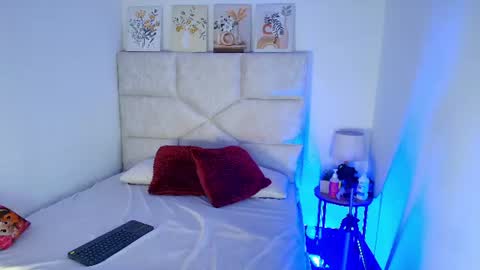 Snapshot of elizawiliamst chatting on July 31, 12:15 pm Eliza online show from July 31, 12:15 pm