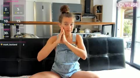 Snapshot of elizsweet chatting on May 2, 9:25 am Eliz online show from May 2, 9:25 am