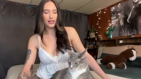 Ella online show from April 28, 2:33 pm