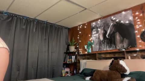 Ella online show from May 28, 1:08 pm