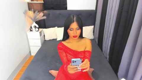 Snapshot of ella______ chatting on December 15, 8:30 am Ella online show from December 15, 8:30 am