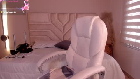 Ella Olmos  online show from May 20, 2:01 pm