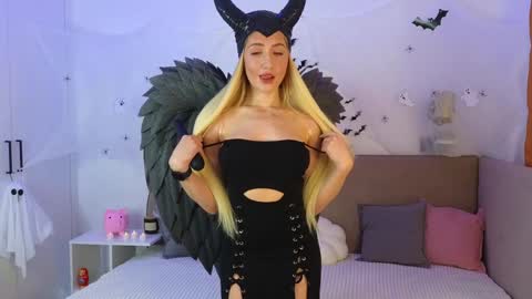 Ella online show from October 31, 2:23 am