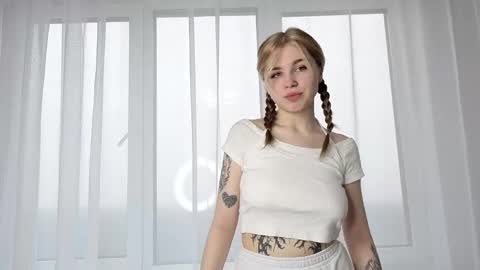 Snapshot of ella_desire chatting on December 4, 7:50 am ella_desire online show from December 4, 7:50 am