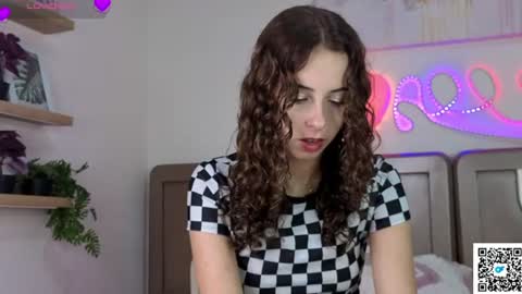 Snapshot of ella_desire chatting on June 14, 3:58 pm ella_desire online show from June 14, 3:58 pm