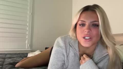 Snapshot of ella_hill chatting on December 16, 3:11 am Ella online show from December 16, 3:11 am