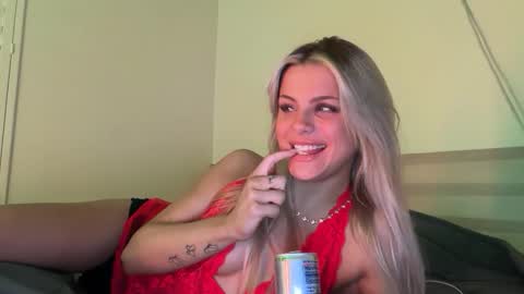 Snapshot of ella_hill chatting on January 10, 2:57 am Ella online show from January 10, 2:57 am