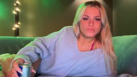 Snapshot of ella_hill chatting on January 15, 5:23 am Ella online show from January 15, 5:23 am
