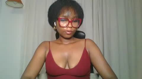 Snapshot of ella_laurel chatting on October 7, 2:20 am Ella online show from October 7, 2:20 am
