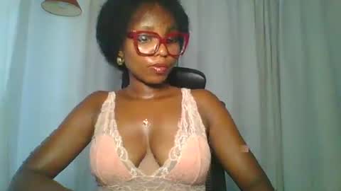 Snapshot of ella_laurel chatting on October 13, 12:05 pm Ella online show from October 13, 12:05 pm