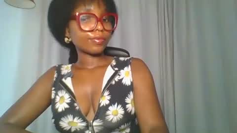 Snapshot of ella_laurel chatting on October 16, 6:47 am Ella online show from October 16, 6:47 am