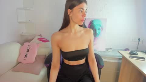 Snapshot of ella_starrr_ chatting on July 29, 1:37 am Ella online show from July 29, 1:37 am