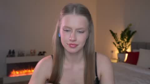 Snapshot of ella_twinkle chatting on April 23, 6:21 pm Ella online show from April 23, 6:21 pm