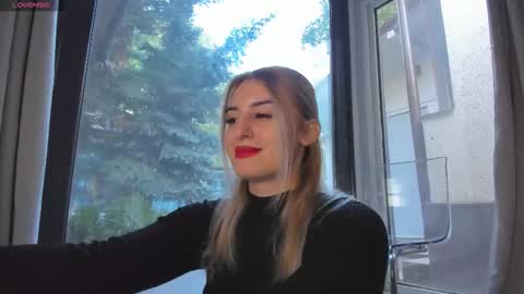 Snapshot of ella_vee chatting on October 1, 5:02 am ella_vee online show from October 1, 5:02 am