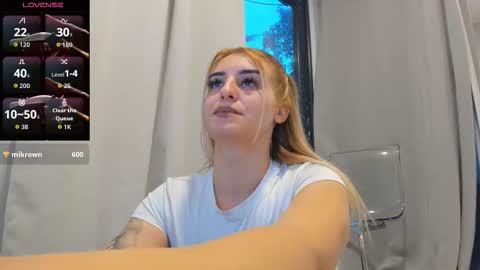 Snapshot of ella_vee chatting on October 4, 4:32 am ella_vee online show from October 4, 4:32 am