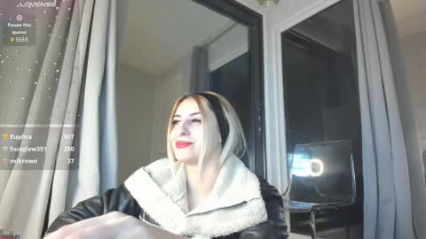 Snapshot of ella_vee chatting on October 31, 4:13 am ella_vee online show from October 31, 4:13 am