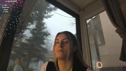 ella_vee online show from December 20, 6:53 am