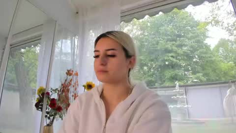 ella_vee online show from May 2, 5:34 am