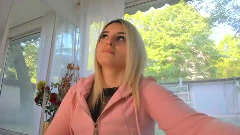 Snapshot of ella_vee chatting on May 4, 5:03 am ella_vee online show from May 4, 5:03 am