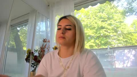 Snapshot of ella_vee chatting on May 5, 6:43 am ella_vee online show from May 5, 6:43 am