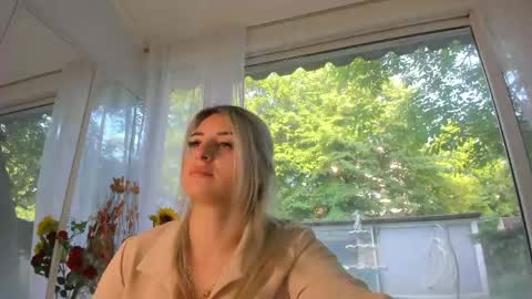 Snapshot of ella_vee chatting on May 11, 4:40 am ella_vee online show from May 11, 4:40 am