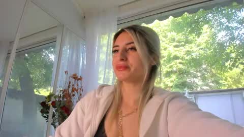Snapshot of ella_vee chatting on May 15, 5:47 am ella_vee online show from May 15, 5:47 am
