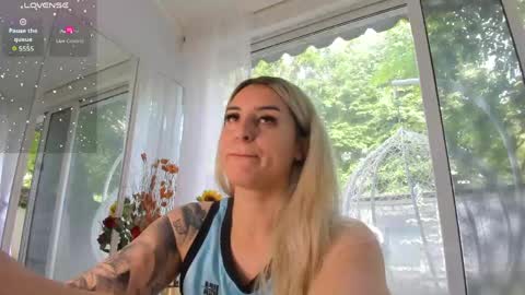 Snapshot of ella_vee chatting on June 1, 6:04 am ella_vee online show from June 1, 6:04 am