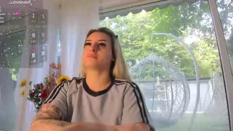 Snapshot of ella_vee chatting on June 15, 4:25 am ella_vee online show from June 15, 4:25 am