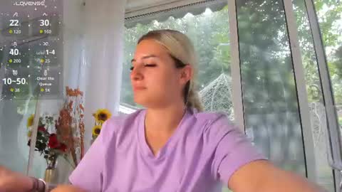 Snapshot of ella_vee chatting on June 23, 6:00 am ella_vee online show from June 23, 6:00 am
