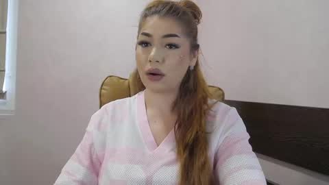 Snapshot of ellabelle_ chatting on June 4, 5:57 am Ella online show from June 4, 5:57 am