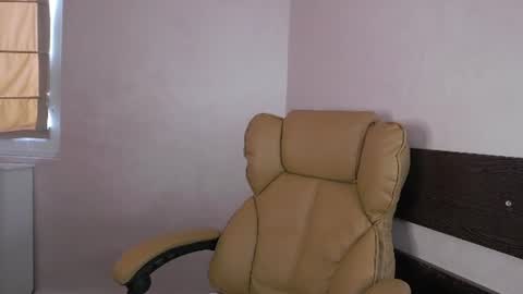 Snapshot of ellabelle_ chatting on June 10, 6:12 am Ella online show from June 10, 6:12 am