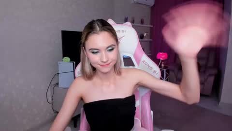 Snapshot of ellacurtis chatting on June 14, 2:24 am ellacurtis online show from June 14, 2:24 am