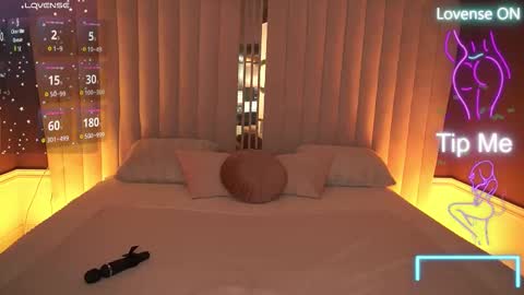 Ella online show from October 24, 9:00 pm