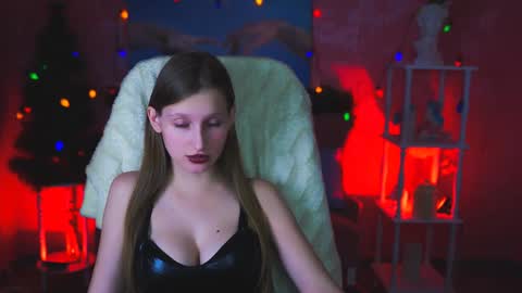 Ella online show from December 5, 5:06 pm