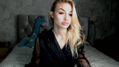 ellamilla online show from April 19, 4:17 pm