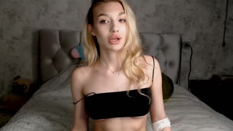 Snapshot of ellamilla chatting on May 10, 5:18 pm ellamilla online show from May 10, 5:18 pm