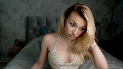 Snapshot of ellamilla chatting on June 3, 2:33 pm ellamilla online show from June 3, 2:33 pm