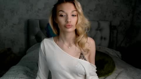 Snapshot of ellamilla chatting on June 5, 2:34 pm ellamilla online show from June 5, 2:34 pm