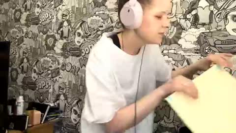 Snapshot of ellasimmons chatting on July 17, 1:40 pm Mary online show from July 17, 1:40 pm